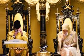 Istiadat berandam surai paduka cicinda of dymm sultan pahang. Sultan Pahang Sebak Mohon Rakyat Doakan Ayahanda Mynewshub