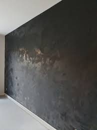 een zwarte muur in huis met een prachtige betonlook huizedop slaapkamer betonlook slaapkamer zwart bed kleine woonkamer inrichting