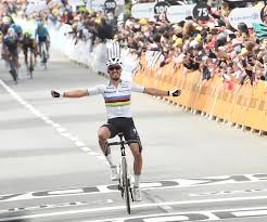 Une jauge limitée de spectateurs près de la ligne d'arrivée, avec obligation d'être. 26 06 2021 Tour De France Tappa 01 Brest Landerneau 2021 Deceuninck Quick Step Alaphilippe Julian Landerneau Canadian Cycling Magazine