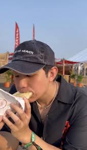 Awkarin dan Alden Nonton Festival Musik di Thailand