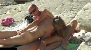 Ein reifes FKK paar wird beim Sex am Strand erwischt