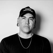 Looking for freelance photographer wanting to expand their portfolio with a  bridal shop shoot.. Message below if you have time this week .. 🌟💫