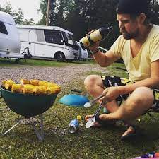 CAMPINGKARTAN.SE » Bomstad-Badens Camping » Bild från Bomstad Baden av  @markuslaitila - #grillmästare Pekka grillar och tar en sup!  #bomstadbaden #karlstad #semester #grilla