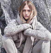 Chaque hiver, l'indispensable manteau présente de nombreuses variations stylistiques : Les Pulls Must Have De Notre Automne Hiver 2016 2017 Le Journal Au Feminin Present