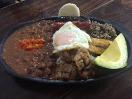 De un lado, amplia oferta de recetas tradicionales de las regiones, y del otro, las nuevas tendencias que aprovechan al máximo los productos propios para traducir los sabores colombianos en innovadores platos. Bandeja Paisa Wikipedia La Enciclopedia Libre