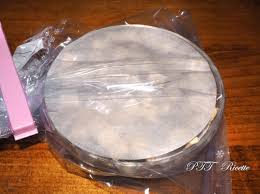 Sarà che siamo costretti a restare in casa, sarà che per occupare il tempo ci dilettiamo in cucina realizzando ricette che piacciono a noi e ai nostri cari, da un po' di tempo abbiamo tutti le mani in pasta e uno dei segni più evidenti è la difficoltà nel reperire il lievito di birra fresco in diverse zone d'italia. Come Congelare Il Lievito Di Birra Ptt Ricette