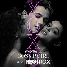 Kära följare, Ingen hemlighet är säker, och jag ser alltid allt... Nu är  jag redo för min triumferande återkomst och att avslöja alla hemligheter.  Du kommer vara glad att jag inte var