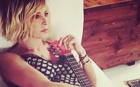 Μεταμορφώθηκε σε αγαπημένη σταρ του ελληνικού κινηματογράφου. Den Me Enoxlei Poy Me Paroysiazan Ws Sxesh Ths Annas Bissh Zappit