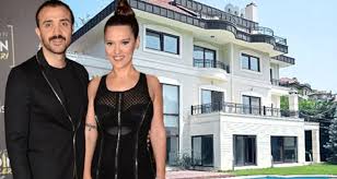 Demet Akalin Okan Kurt La Yasadigi Villasindan Tasiniyor Dailymotion Video