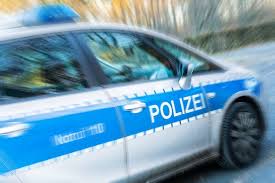 Der unbekannte betrat den schalterraum der bank und forderte mit einer faustfeuerwaffe die herausgabe von bargeld. Bank Ausgeraubt Steckt Ein Rentner Hinter Dem Uberfall Tag24