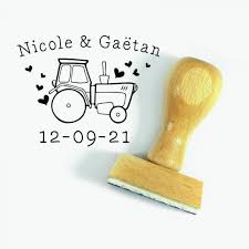 Lenny champetre, pour un mariage floral et convivial… ce timbre embellira votre enveloppe de façon raffinée. Tampon Mariage Tracteur A Personnaliser 5 Cm Tamporelle