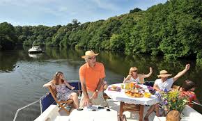 Cet Ete Louez Un Bateau Sans Permis Pour Une Croisiere Fluviale