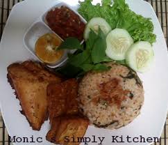 Cara membuat nasi tutug oncom, yakni nasi putih yang diaduk dengan sambal tutug oncom. Nasi Tutug Oncom Ayam Goreng Monic S Simply Kitchen