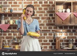 Attraktive Erwachsene Hausfrau Die Mit Einem Oldtimer Drehtelefon Der Küche  — kostenloses Stockfoto © EdZbarzhyvetsky #205493636