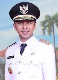 Ya, dia menikah dengan bupati trenggalek, emil dardak kesibukan arumi kemungkinan bakal bertambah. Emil Dardak Wikiwand