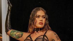 Cintia Cossio reposó sus grandes montañas en lujoso automóvil