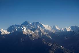 Sep 25, 2015 · storyline on the morning of may 10, 1996, climbers from two commercial expeditions start their final ascent toward the summit of mount everest, the highest point on earth. Mount Everest Erste Bergsteiger Der Saison Gestorben