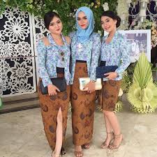 Inilah salah satu model rok batik yang kini menjadi tren di kalangan millenials. Model Rok Kebaya Belahan Samping Hijab Gaya Ootd