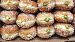 Kalau begitu mari kita simak langsung materi resep kue donat pisang yang resepkuerenyah ulas di bawah ini. 5 Resep Donat Gampang Dan Sederhana Untuk Jualan