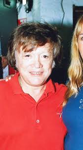 A los 89 años nos deja Nicky Jones ,el artista cantante y compositor de la  década del 60, se hace conocido en el Club del Clan , Muchos pudieron  apreciar su Show