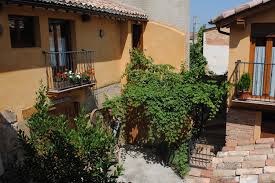 La casa se encuentra junto a la de sus propietarios, por lo que no se molesta al cliente en absoluto, el cliente dispone de llaves de la habitación y la entrada y tiene completa libertad de horarios pudiendo entrar y salir a cualquier hora. Casa Rural La Vina Alojamiento Rural En Cuzcurrita De Rio Tiron La Rioja Alta