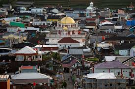 9χρονος κρεμάστηκε από καλώδιο υψηλής τάσης. Apokefalisan Kai Ekapsan Xristianoys Sthn Indonhsia