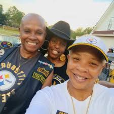 Julie Ludden's Instagram, Twitter & Facebook