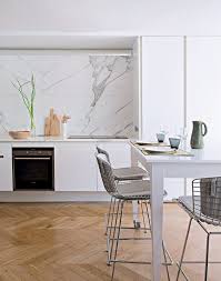 Un Appartement Avec Une Terrasse Comme Un Jardin Suspendu Cuisine Moderne Blanche Cuisine Moderne Et Cuisine Zen