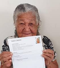 Uma idosa de 101 anos chamada Maria Cardoso, entregou currículo em empresa  do interior de SP e caso viralizou na web. Ela disse "Eu quero trabalhar  para comprar meus vinhozinhos, minha carninha,
