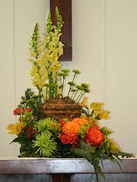 Pillow crosses and hearts adorned with flowers, small bouquets and wreaths, floral rosaries, and hinge sprays are among our selection of flowers for. The Importance Of Flowers For Cremation Urns
