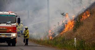 Skogsbrand är en okontrollerad eller kontrollerad brand i skogsmark eller mark som är täckt med brännbart material, i sverige till exempel torvmossar.svedjebruk är en form av kontrollerad skogsbrand, liksom skyddsavbränning, eller motbränder, som anläggs för att skapa brandgator i spridningsriktningen, liksom naturvårdsbränning.den senare idag den vanligaste typen av kontrollerad. 8 Sidor Over 300 Brander I Australien