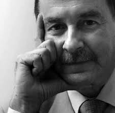 ausente, caviloso, embebido, absorto, embobado, enajenado, enfrascado,  ensimismado, meditabundo, pensativo, cortometrajista.