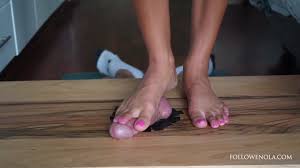 EF (PE) (GE) crushing cock with her feet