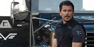 Боевик со скоттом иствудом, холт маккэллани. Apparently Josh Hartnett S Wrath Of Man Character Wasn T In The Script So He Made It Up As They Went Along Cinemablend