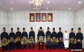 Yang dipertua negeri melaka tun dr mohd khalil yaakob menasihatkan ketua menteri melaka adly zahari untuk meneruskan tugas mentadbir kerajaan negeri melaka. 10 Exco Melaka Angkat Sumpah Jawatan Di Hadapan Yang Dipertua Negeri Air Times News Network