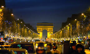Das wahrzeichen dieses stadtviertels ist die gleichnamige avenue, die sich vom louvre im nordwesten zum eindrucksvollen triumphbogen und weiter bis hin zum modernen geschäftsviertel. Read The Signs Avenue Des Champs Elysees In Paris