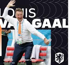 Asystentem holendra został ryan giggs, który po 24 latach gry dla czerwonych diabłów zakończył piłkarską karierę. Gpp8hecpph05om