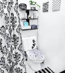 Kemudian menambahkan beberapa elemen berwarna emas, seperi pada keran air, tongkat tirai, bingkai cermin dan gagang. Dekorasi Kamar Mandi Sederhana Menjadi Cantik Monochrome Dekorasi Kamar Mandi Dekorasi Kamar Mandi Kecil Kamar Mandi Minimalis