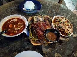 Kemudian di bagian dalam restoran yang sebagian areanya adalah badan pesawat fokker 28, anda bisa makan sambil menikmati hiburan berupa live lalu makan apa kita di sana? Sham Hammer Ikan Bakar Special Di Penang Inani Hazwani
