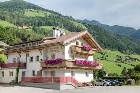 Steinhaus liegt auf 1.054 m meereshöhe und ist der hauptort der gemeinde ahrntal.die großen historischen häuser im zentrum erzählen von der zeit, in der steinhaus der sitz der verwaltung des bergwerks in prettau war. Apartments Muhlegg Apartments Muhlegg In The Kronplatz Holiday Region In South Tyrol