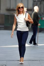 Showcasing her incredible figure, the. Amanda Holden Looks Effortlessly Chic In A Cream Shell Top And Super Skinny Jeans Aktuelle Boulevard Nachrichten Und Fotogalerien Zu Stars Sternchen