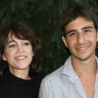 Moment complice avec son fils milan. Photo Ben Le Fils De Charlotte Gainsbourg Avec Son Amoureuse Un Couple Attendrissant Gala