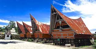 Ia mengunjungi balige, toba yang ikonik dengan keberadaan onan balerong atau rumah adat pasarnya. Rumah Adat Batak Beserta Ciri Khasnya Gambar Lengkap