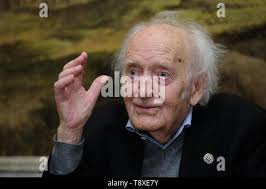 Leipzig, Deutschland. 15 Mai, 2019. Martin Michel Boll und Tim Bäcker,  Angestellter und Student an der Hochschule Leipzig (HTWK), Zug auf dem  Elsterflutbett mit einer selbst gemachten konkreten Kanu. Studenten aus dem