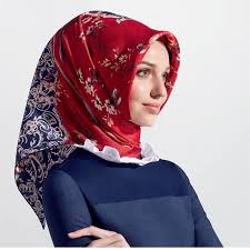 Armine Ipek Esarp Modellerinin 2017 Ilk Bahar Yaz Sezonunda Cikardigi Yeni Esarplar Tesettur Giyimin Belki De En Onemli Markalarindan Bir Tane Esarp Moda Kadin
