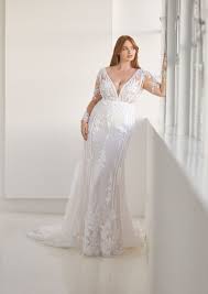 Exklusive modelle, die zum jeweiligen individuellen typ passen, tragen viel zum. Kurvige Hochzeitsmode In Grosser Vielfalt Brautkleider Hochzeitsmode Hochzeitstrends Farben