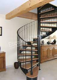 Marches caisson recevant un plateau bois, sans contremarches pour laisser passer la lumière et apporter plus de confort à la. Photo Dh123 Spir Deco Bistrot Sans Contremarches Escalier Interieur En Colimacon En Fer Et Bois Installe Dans Une Longere A La Campagne Escaliers Decors