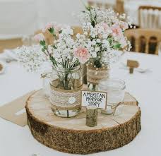 Rondins De Bois Avec Bocaux En Verre Oeillets Et Gypsophile Decoration Table Mariage Deco Mariage Deco Mariage Champetre