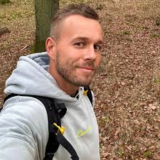 Hallo 🙋‍♂️ This is my first Fat Boy and i Search a New Seat ! I am 190cm  high and i want to sit more in the back … I find the