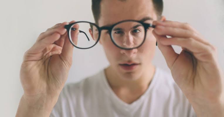 Kurzsichtigkeit und Hornhautverkrümmung: beseitigt eine einzige OP beide  Probleme? - Augenlaserchirurgie Dr. med. Ivo Ďurkovič, MPH